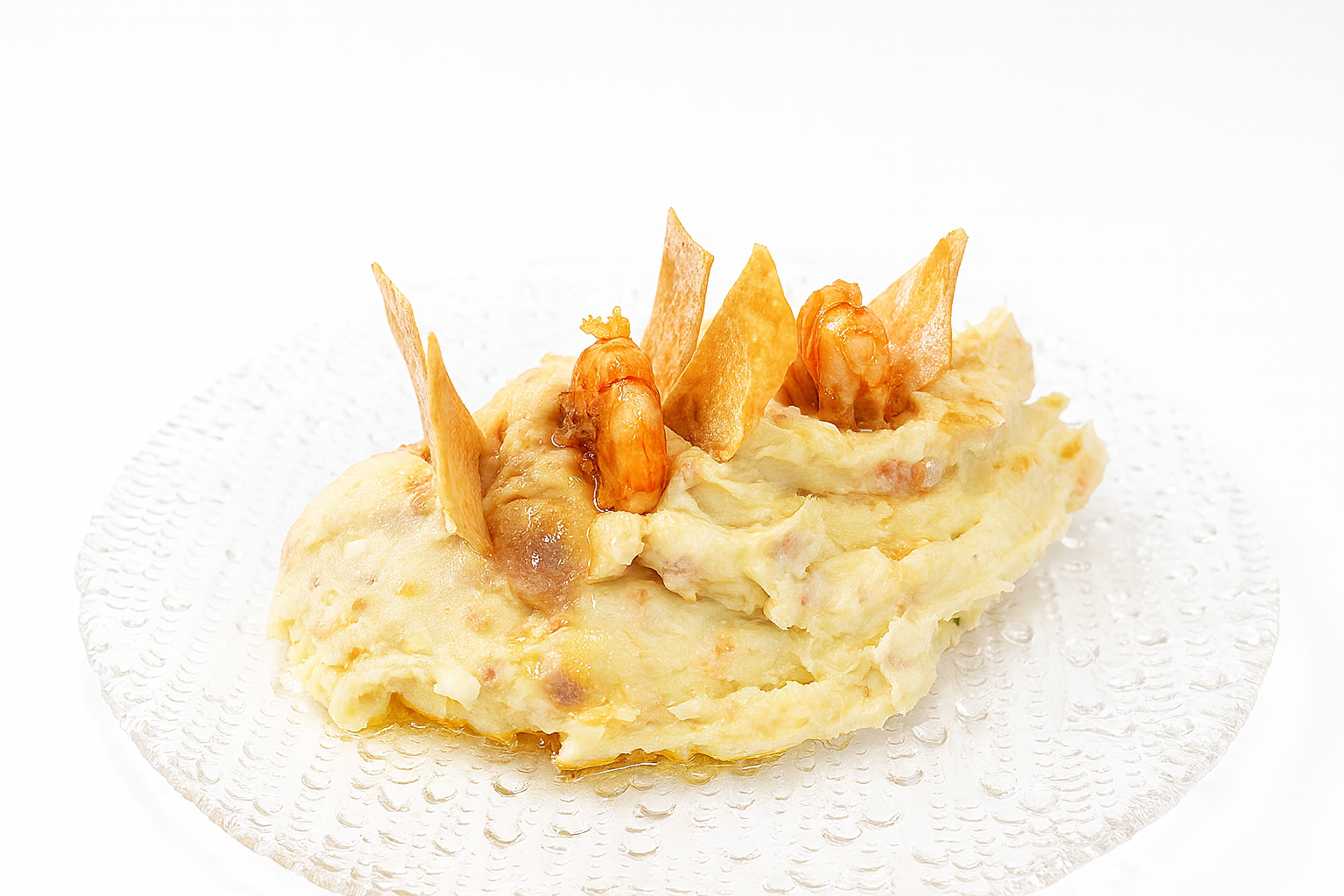 Ensaladilla rusa con encurtidos y langostinos al ajillo